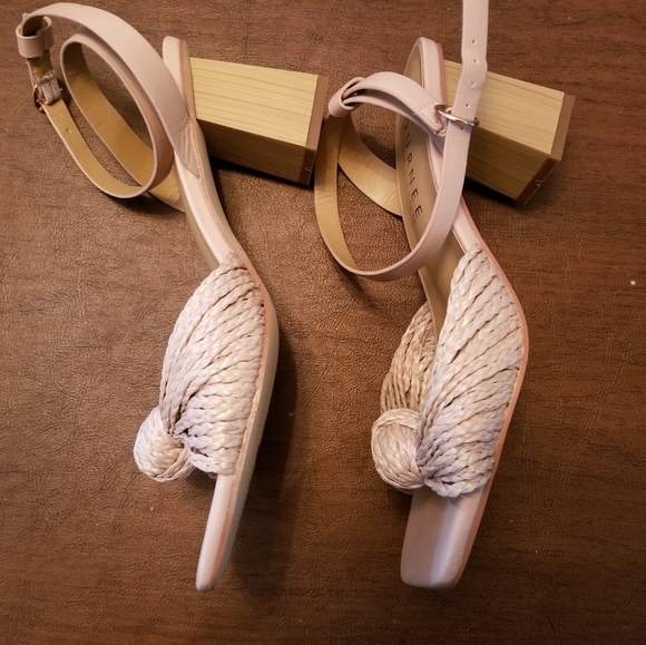 NWT Journee off white Galinda sandals size 7. Beautiful! - Picture 6 of 10